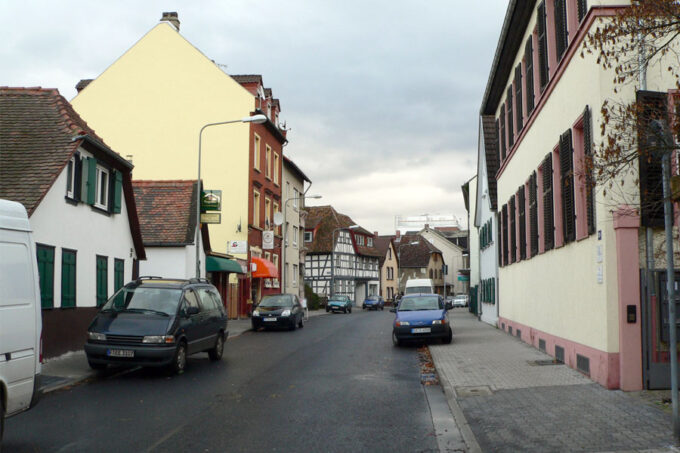 auf Wikipedia: „Kelsterbacher Straße mit Restbeständen historischer Bauten“ (Foto: de.wikipedia.org, Eva Kröcher)